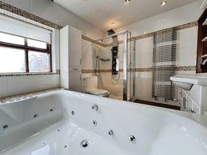 Master en suite- click for photo gallery